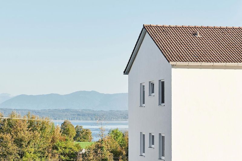 Helle 1-Zimmer-Whg: Top-Lage, See- & Bergblick, großer Südostbalkon und EBK, verfügbar ab 01.11.2026